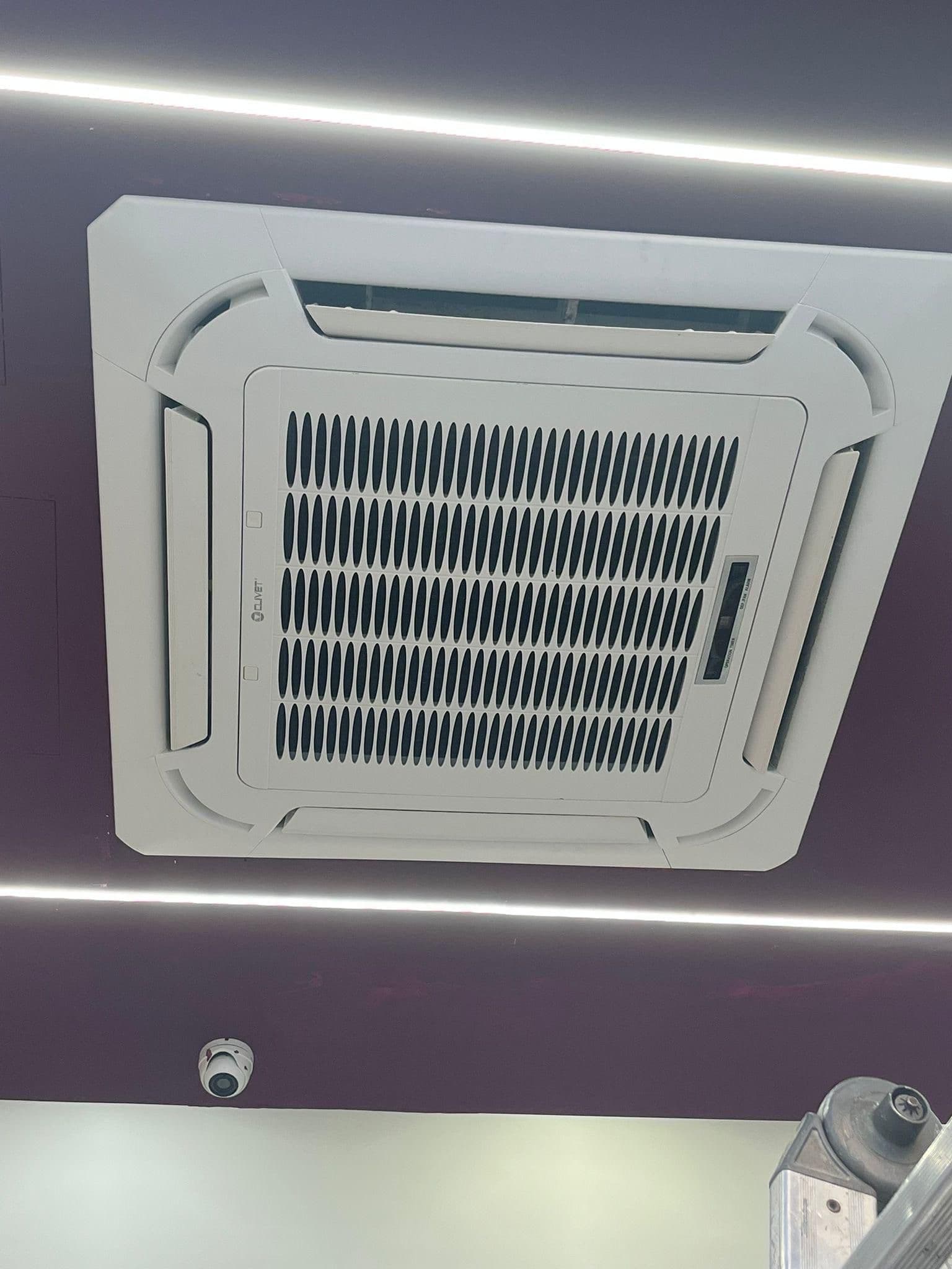 Climatizzatore a cassetta installato a soffitto