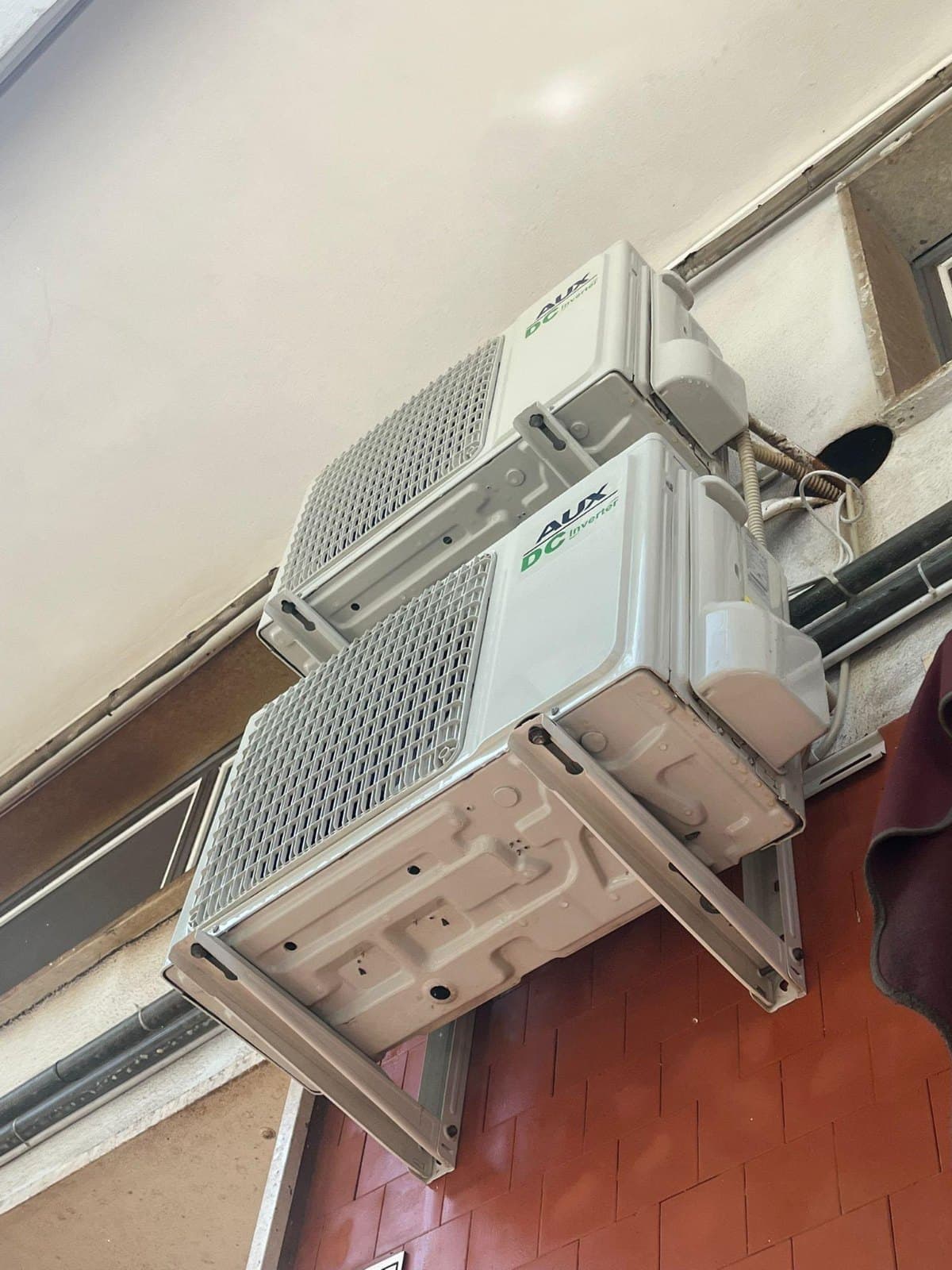 Unità esterne di climatizzazione installate su staffe a parete