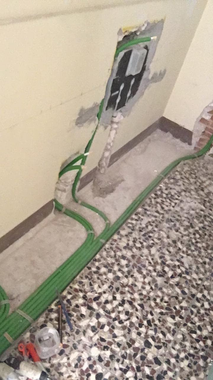 Tracce aperte con nuove tubazioni idriche posate